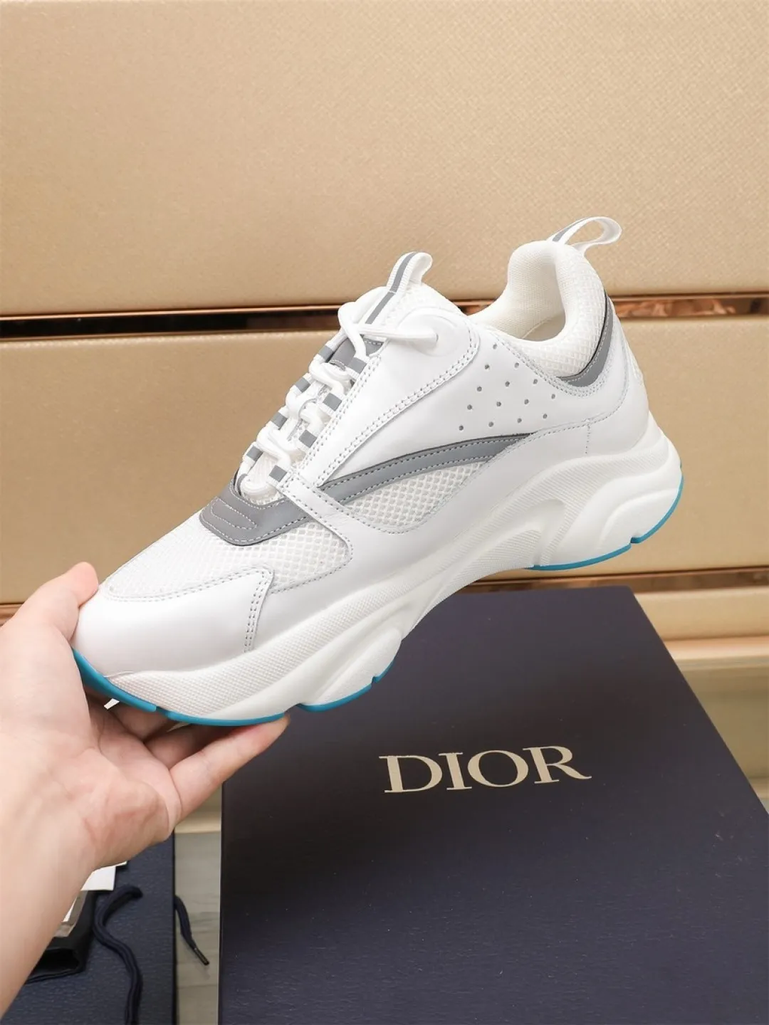 Men's shoes 💰P460💰【Dior】Dior✨ is online at the same time👏 This casual sneaker is a new product in the series and continues Di*r's classic style. The upper is made of original mesh and cow leather, with a two-color textured outsole, and the brand's iconic details on the rear collar and heel to enhance the style. Fashionable and versatile. Wear it with jeans or slacks for a casual look. Size: 38-44 (45 customized)